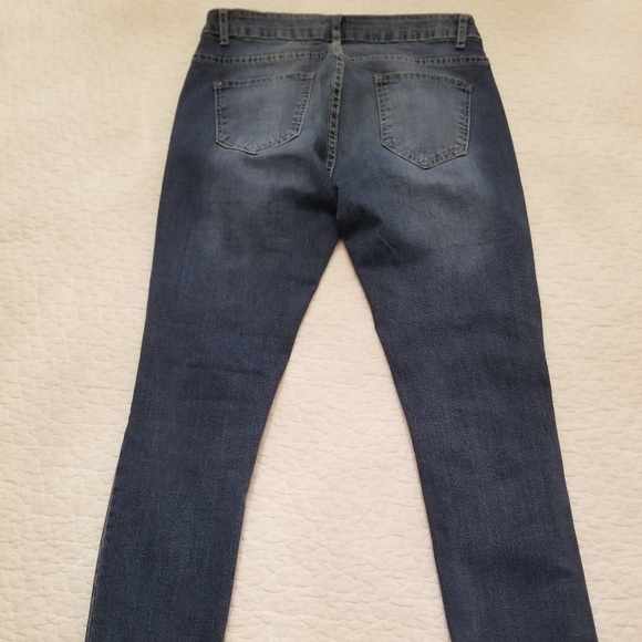 (DONATED) Jean's mid rise distressed (Donated) - Picture 5 of 6